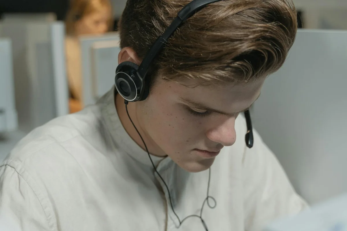 播放器设置界面示意图，标出字幕开关与语言轨道选项所在的位置